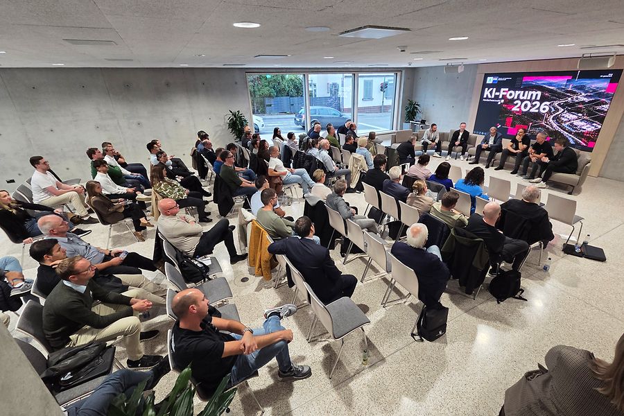 Blick aus dem Publikum auf die Podiumsdiskussion beim KI-Forum Nordschwarzwald 2026.