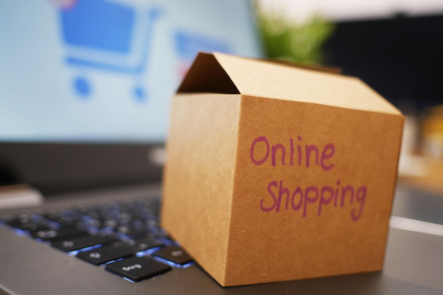 Online-Shopping-Paket auf Laptop-Tastatur