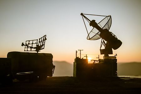 Satelitensch&uuml;ssel vor einem Abendhimmel
