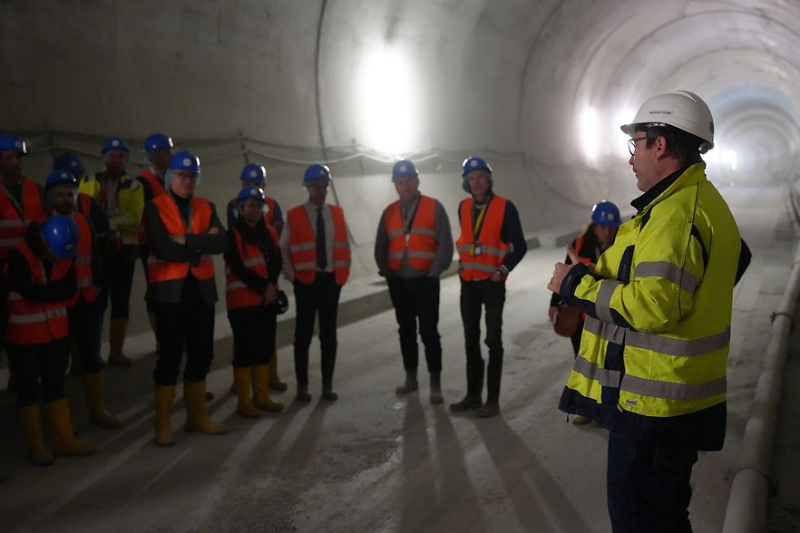 Menschengruppe mit Warnwesten im Brenner-Basistunnel