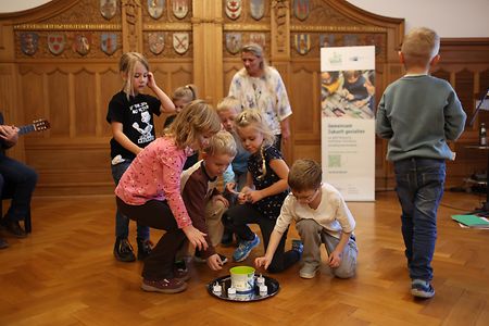 Kinder f&uuml;hren gemeinsam ein Experiment durch.
