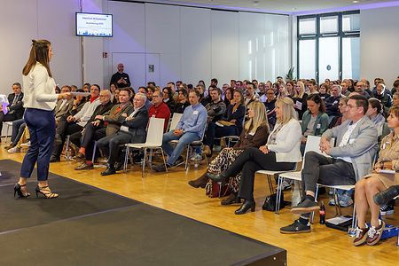 Teilnehmer des Ausbildertags der IHK und der HWK bei einem Vortrag.