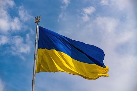 Die Flagge der Ukraine vor einem blauen Himmel