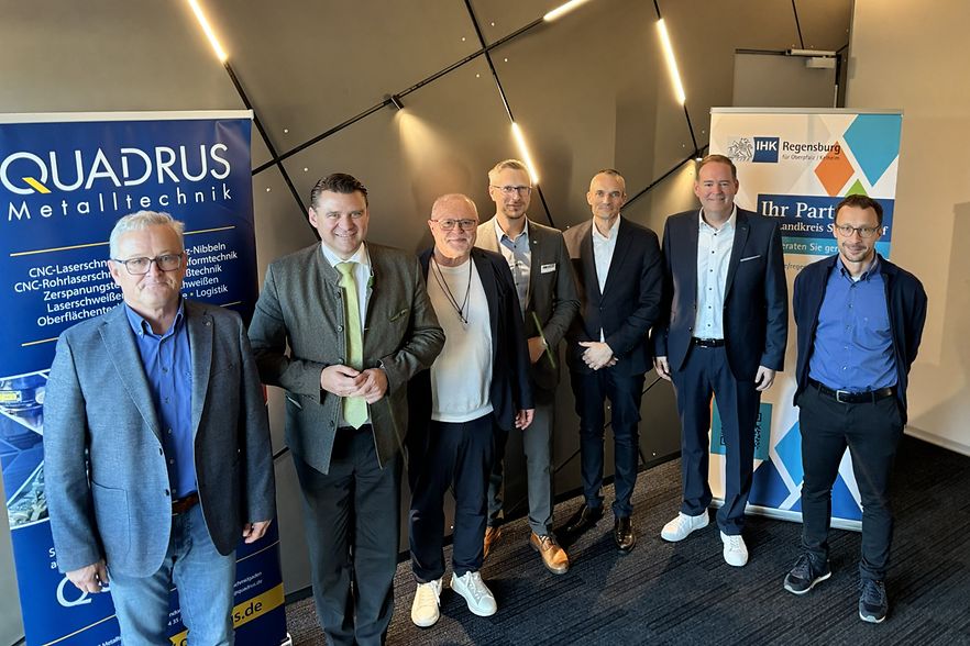 Unternehmensvertreter und Vertreter der IHK bei der Sitzung des IHK-Gremiums Schwandorf