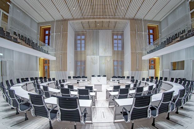 Blick in einen Plenarsaal