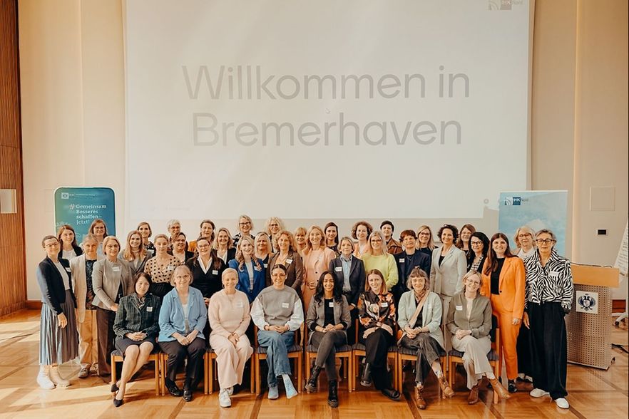 viele Frauen vor einer Leinwand