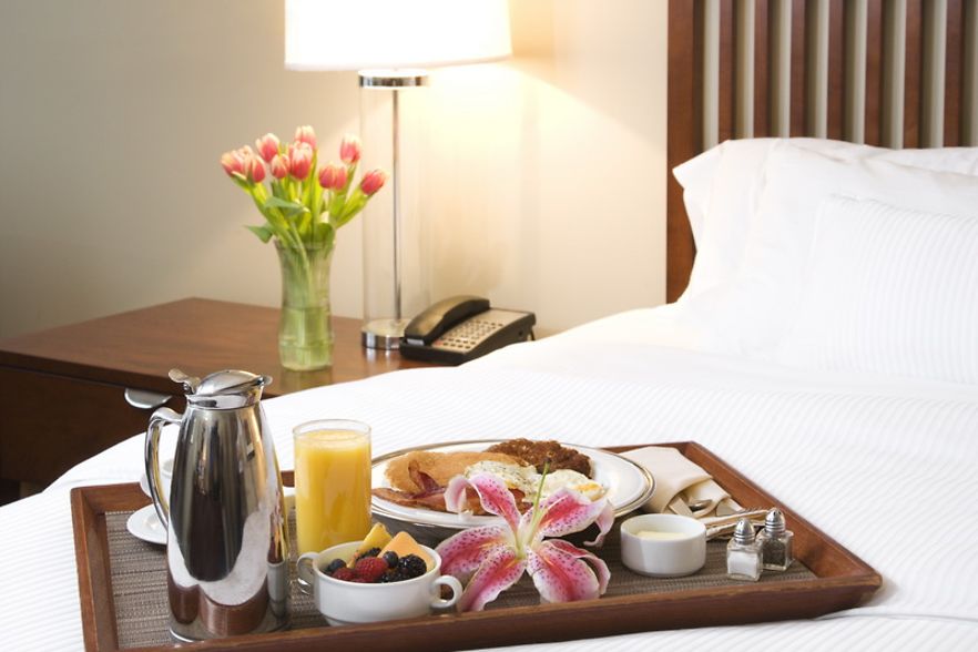 Essen auf Hotelbett